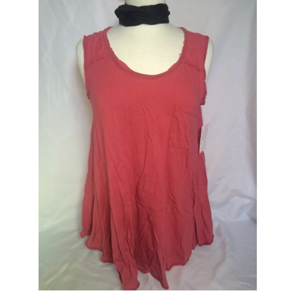 We the Free- Round the World Tee color Rouge